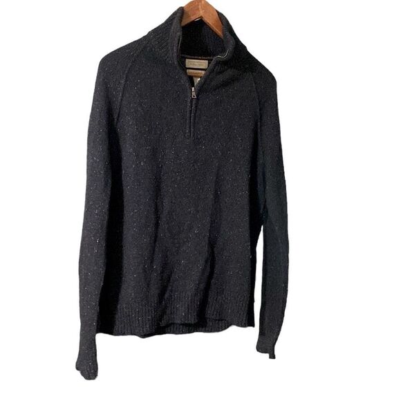 Banana Republic Men’s wool/Cashmere sweater. Size S
